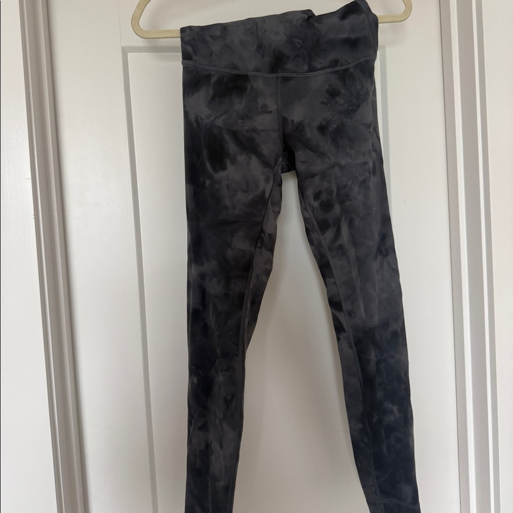 Black and slate tie dye leggings from lululemon. Wunder train